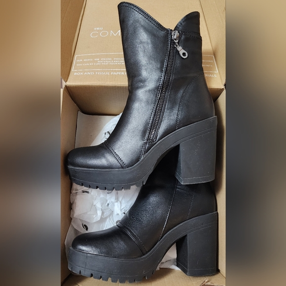 Journee Collection, platform boots. - Picture 5 of 7